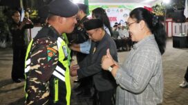 Wali Kota Semarang, Agustina Wilujeng ramah tamah dengan salah satu anggota Ansor Banser | dok Humas Pemkot.