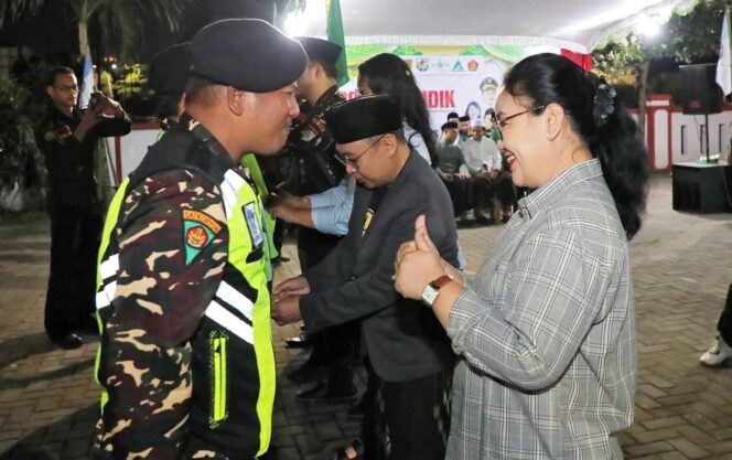 
					Wali Kota Semarang, Agustina Wilujeng ramah tamah dengan salah satu anggota Ansor Banser | dok Humas Pemkot.