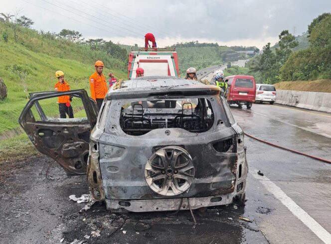 
					Mobil Warga Semarang Terbakar di Tol, Didahului Asap dari Mesin