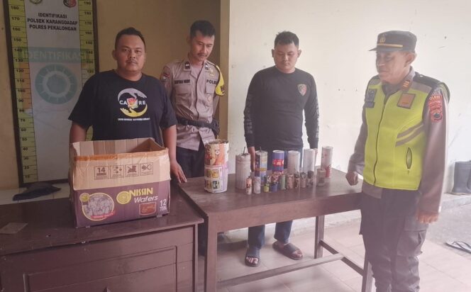 
					Polsek Karangdadap Sita 17 Petasan Saat Patroli, Warga Diminta Jaga Kondusivitas