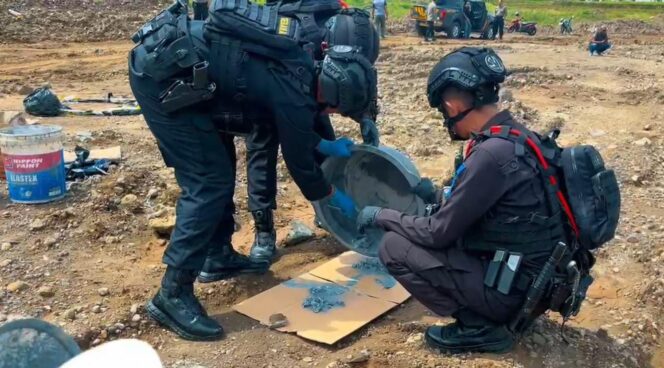 
					Gegana Brimob Jateng Musnahkan Bahan Peledak di Tembalang