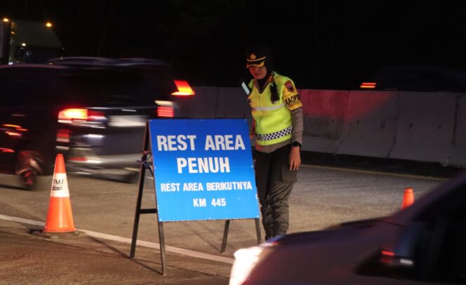 
					Arus Balik Meningkat, Polres Semarang Terapkan Rekayasa Lalu Lintas dan Atur Akses Rest Area