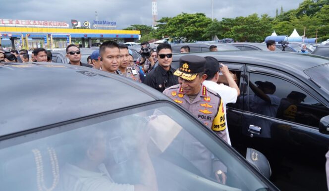 
					Kapolri Pimpin Langsung Pelepasan One Way Nasional di GT Kalikangkung untuk Urai Arus Balik Lebaran 2026