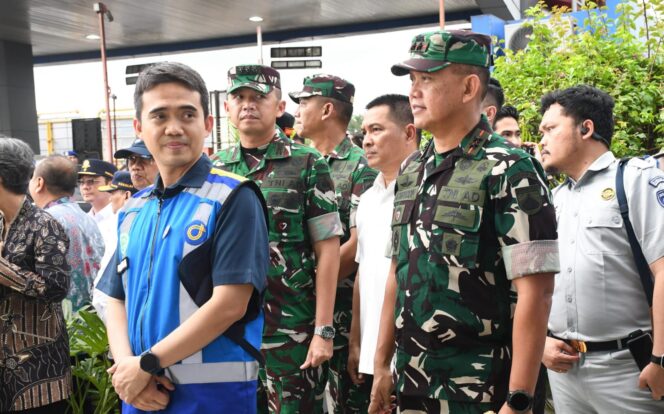 
					Pangdam IV/Diponegoro Dampingi Kapolri Lepas One Way Arus Balik di Kalikangkung