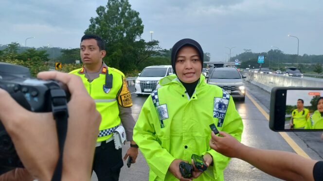 
					One Way Lokal Tol Ungaran Dibuka, Polisi Urai Kepadatan Puncak Arus Balik