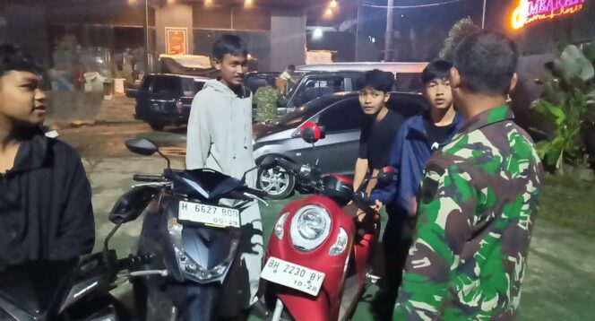 
					Babinsa Tersono Jaga Keamanan, Patroli Malam Tetap Berjalan Saat Lebaran