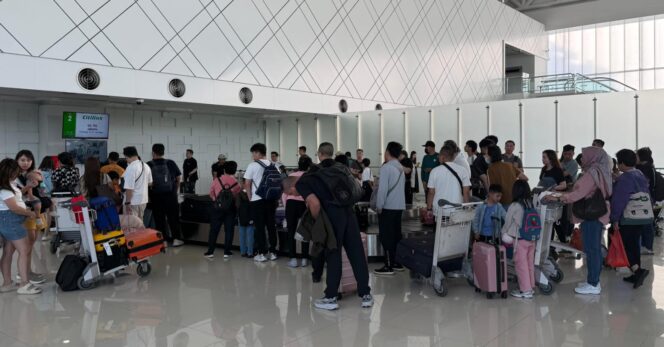 
					Trafik Penumpang Bandara Ahmad Yani Melonjak 61% di H+3 Lebaran 2026