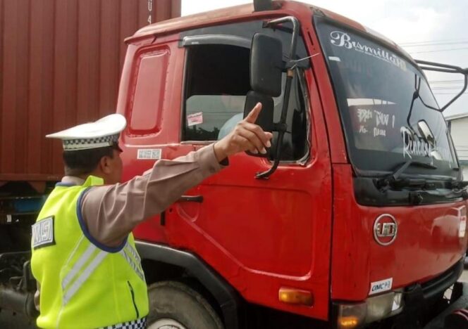 
					Polda Jateng Perketat Pembatasan Truk Sumbu Tiga di Kaligawe, Arus Balik Diprioritaskan Lancar