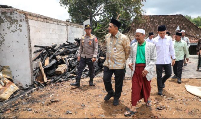 
					Wagub Jateng Tinjau Masjid Bersejarah yang Terbakar di Boyolali, Salurkan Bantuan dan Siapkan Rehabilitasi