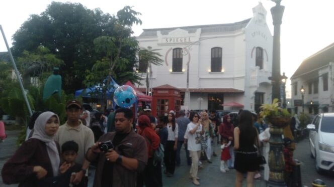 
					Keramaian wisatawan dalam dan luar negeri dari depan gedung Spiegel Kota Lama Semarang | dok istimewa.