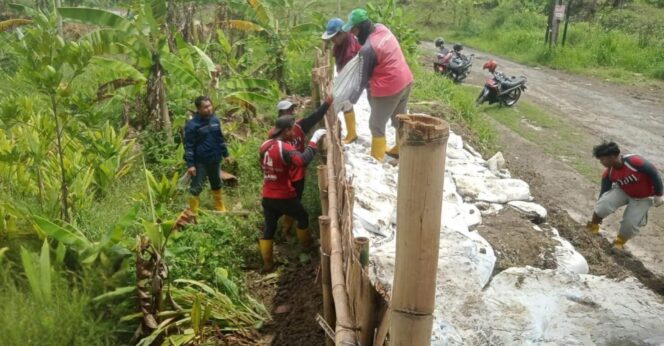 
					Pemkot Semarang melakukan pemasangan sandbag dan kisdam mengurangi intensitas banjir | dok humas pemkot.