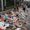 Petugas DLH Kota Semarang sedang menyapu muatan sampah yang berceceran di jalan | dok humas pemkot.