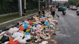 Petugas DLH Kota Semarang sedang menyapu muatan sampah yang berceceran di jalan | dok humas pemkot.