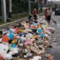Petugas DLH Kota Semarang sedang menyapu muatan sampah yang berceceran di jalan | dok humas pemkot.
