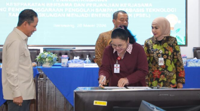 
					Wali Kota Semarang menandatangani Perjanjian Kerja Sama (PKS) PSEL Semarang Raya | dok Humas Pemkot. 