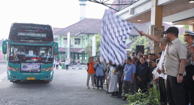 
					Gubernur Ahmad Luthfi memberangkatkan peserta balik rantau gratis di Asrama haji Donohudan Boyolali. (Dok: Humas Jateng)