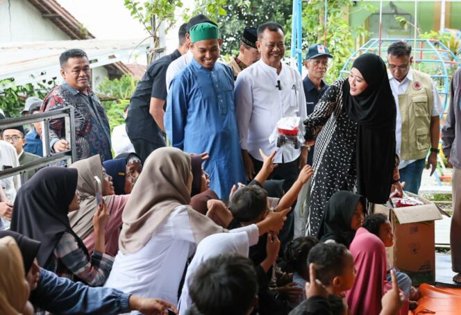 
					Ning Nawal Hibur Anak Pengungsi Tanah Gerak di Brebes Lewat Aksi Berbagi Mainan