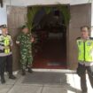 Anggota Babinsa dan Bhabinkamtibmas Batang mengamankan ibadah Minggu Palma