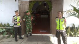 Anggota Babinsa dan Bhabinkamtibmas Batang mengamankan ibadah Minggu Palma