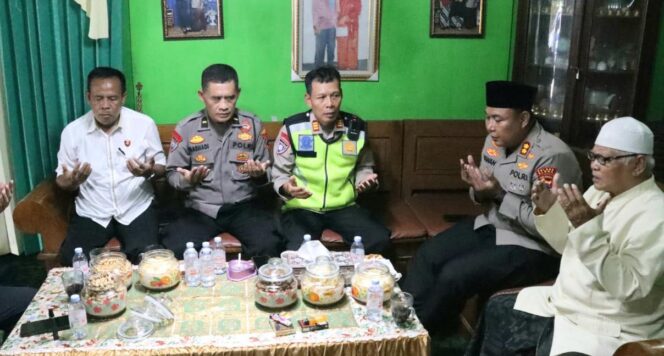 
					Kapolres Blora Datangi Ponpes Al Ikhlas, Ajak Santri Manfaatkan Jalur Bakomsus Polri