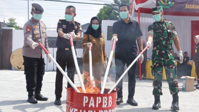 
					Kejari Brebes Musnahkan Barang Bukti 33 Kasus, Narkotika dan Obat Ilegal Dominasi