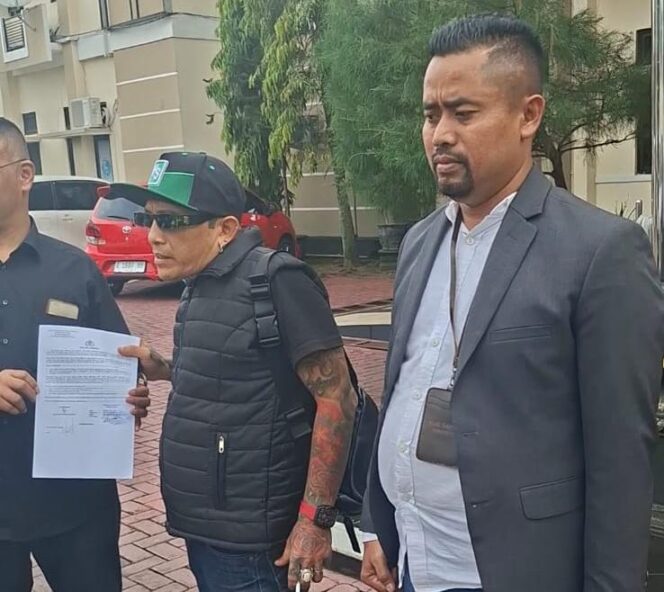 
					Kades Hoho Alkaf bersama Kuasa Hukumnya saat menjalani pemeriksaan di Polres Banjarnegara 