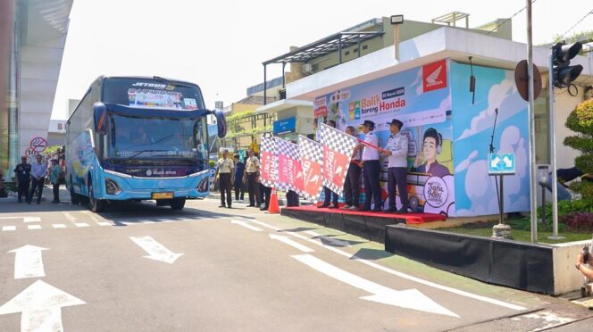 
					Didukung 24 bus eksekutif dan 421 sepeda motor, program ini mengutamakan keamanan, kenyamanan, serta edukasi keselamatan berkendara