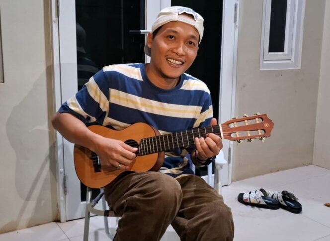 
					Musisi Semarang Hendra Kumbara menghadirkan konsep “Jepang Jawa”, memadukan rock Jepang ala soundtrack anime dengan lirik bahasa Jawa yang kini viral di media sosial.