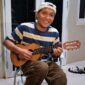 Musisi Semarang Hendra Kumbara menghadirkan konsep “Jepang Jawa”, memadukan rock Jepang ala soundtrack anime dengan lirik bahasa Jawa yang kini viral di media sosial.