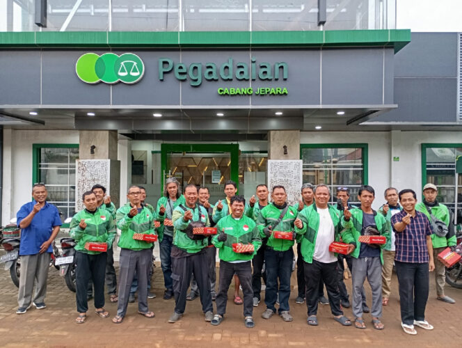 
					Ramadan 1447 H, Pegadaian Kanwil XI Semarang Salurkan Ratusan Paket Makanan untuk Warga dan OJOL   