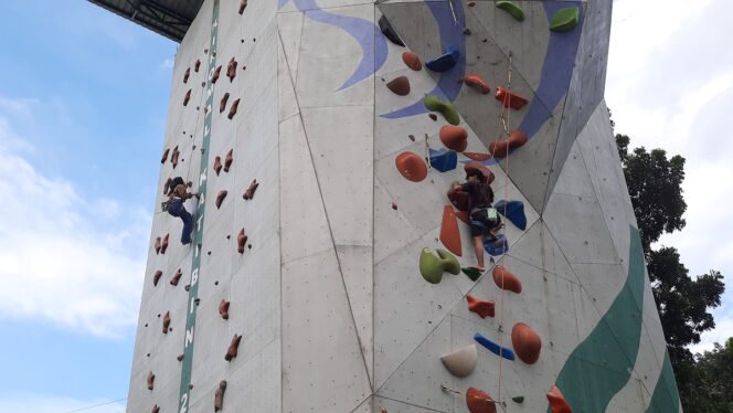 
					Puluhan peserta ikut Ngabuburit Climbing di Kampus 2 Universitas Wahid Hasyim, Gunungpati. Panjat dinding jadi alternatif ngabuburit sehat saat Ramadan.