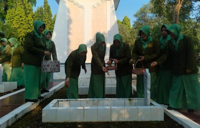 
					Peringati HUT ke-80, Persit Kodim 0736/Batang Gelar Ziarah di TMP Kadilanggu