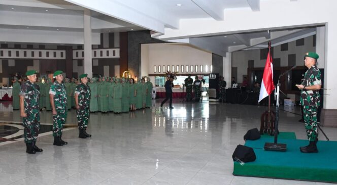 
					Pangdam IV/Diponegoro Pimpin Kenaikan Pangkat Pamen, Tekankan Profesionalisme dan Kepemimpinan