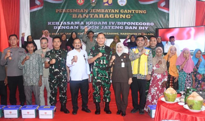 
					Pangdam IV/Diponegoro Resmikan Jembatan Gantung Bantaragung di Pemalang