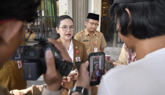 
					Wali Kota Agustina Wilujeng memberikan keterangan kepada awak media di Semarang | dok humas pemkot.