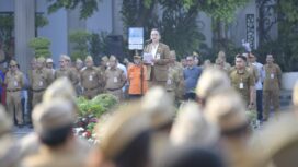Wali Kota Semarang, Agustina Wilujeng saat memberi sambutan Apel Pagi dan Halal Bihalal Idul Fitri 1 Syawal 1447 H di Halaman Balaikota, Senin (30/3) | dok Humas Pemkot.