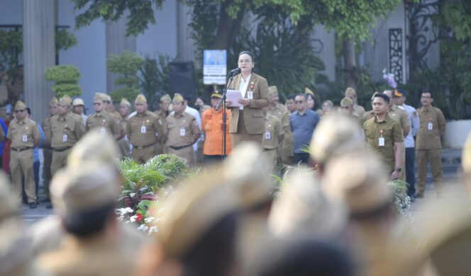 
					Wali Kota Semarang, Agustina Wilujeng saat memberi sambutan Apel Pagi dan Halal Bihalal Idul Fitri 1 Syawal 1447 H di Halaman Balaikota, Senin (30/3) | dok Humas Pemkot.