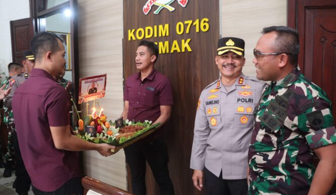 
					Kapolres Demak Bawa Tumpeng, Rayakan Ultah Dandim ke-42 di Makodim