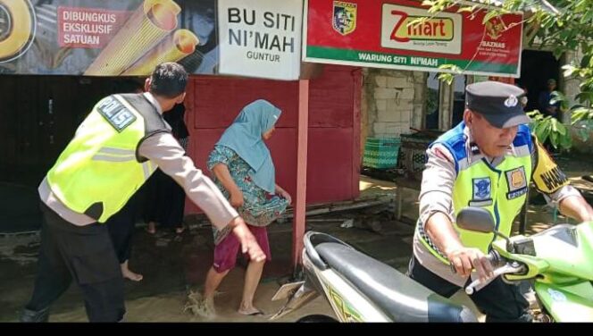 
					Polres Demak Siaga Total, Tanggul Sungai Tuntang Jebol di Tiga Titik