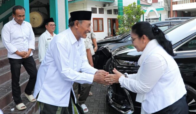 
					Wali Kota Semarang, Agustina Wilujeng bersilaturahmi ke para ulama | dok humas pemkot.