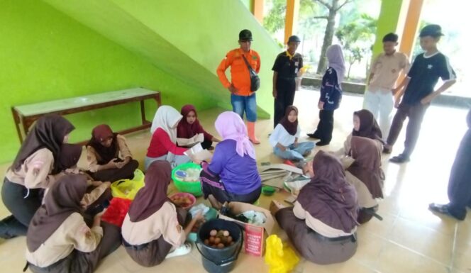
					SMP Negeri 2 Karangtengah Demak Kolaborasi dengan RAPI Dirikan Dapur Peduli Banjir