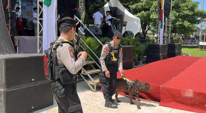 
					Unit K-9 Polres Salatiga Sisir Alun-Alun Pancasila, Pastikan Perayaan Paskah Aman