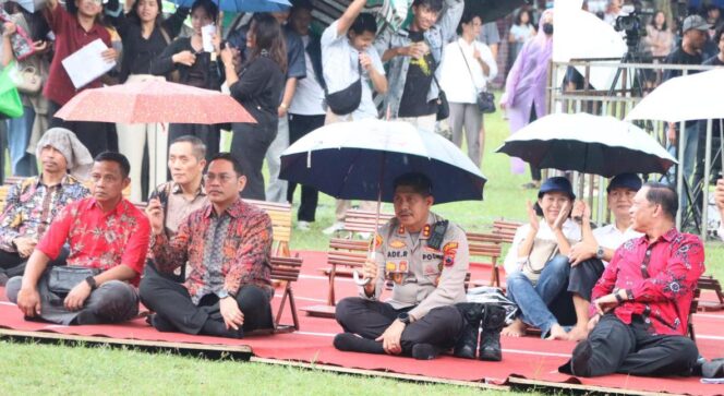 
					Kapolres Salatiga Hadiri Ibadah Paskah Bersama, Khidmat di Tengah Rintik Hujan