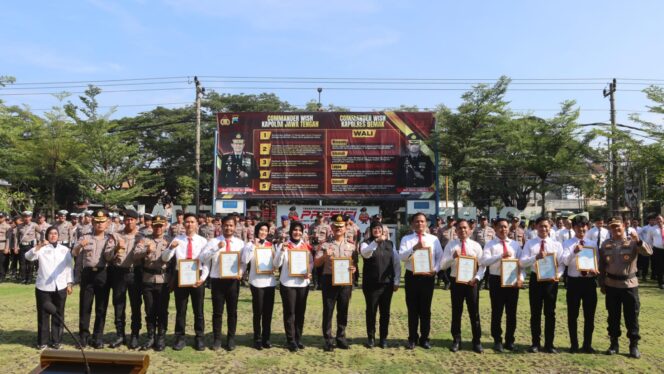 
					Kapolres Demak Terima Penghargaan TRC PPA Nasional atas Keberhasilan Tekan Kejahatan Perempuan dan Anak