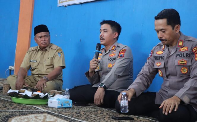 
					Kapolres Demak Turun ke Desa, Edukasi Bahaya Miras dan Salurkan Bantuan Sosial
