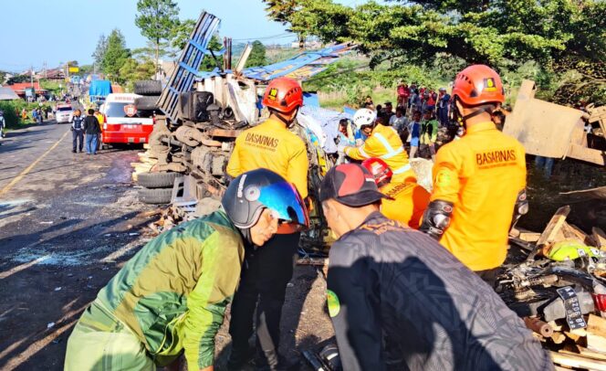 
					Truk Oleng Tabrak Sejumlah Kendaraan di Wonosobo, Dua Orang Tewas