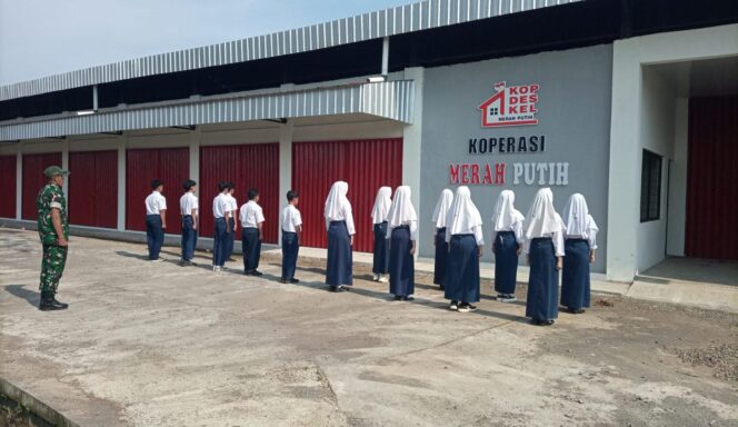 
					Babinsa Tersono Tanamkan Disiplin Lewat Latihan PBB untuk Siswa SMP di Halaman Koperasi Merah Putih 