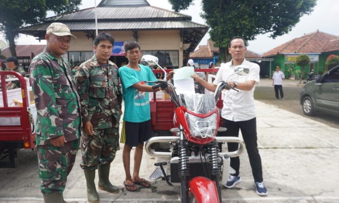 
					Babinsa Kawal Penyerahan Motor Roda Tiga untuk Koperasi Merah Putih