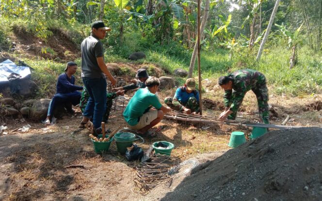 
					TNI dan Warga Rakit Pondasi Jembatan Garuda di Tambahrejo Batang