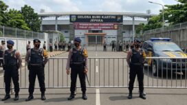 Personel Polres Jepara bersiaga di depan Stadion